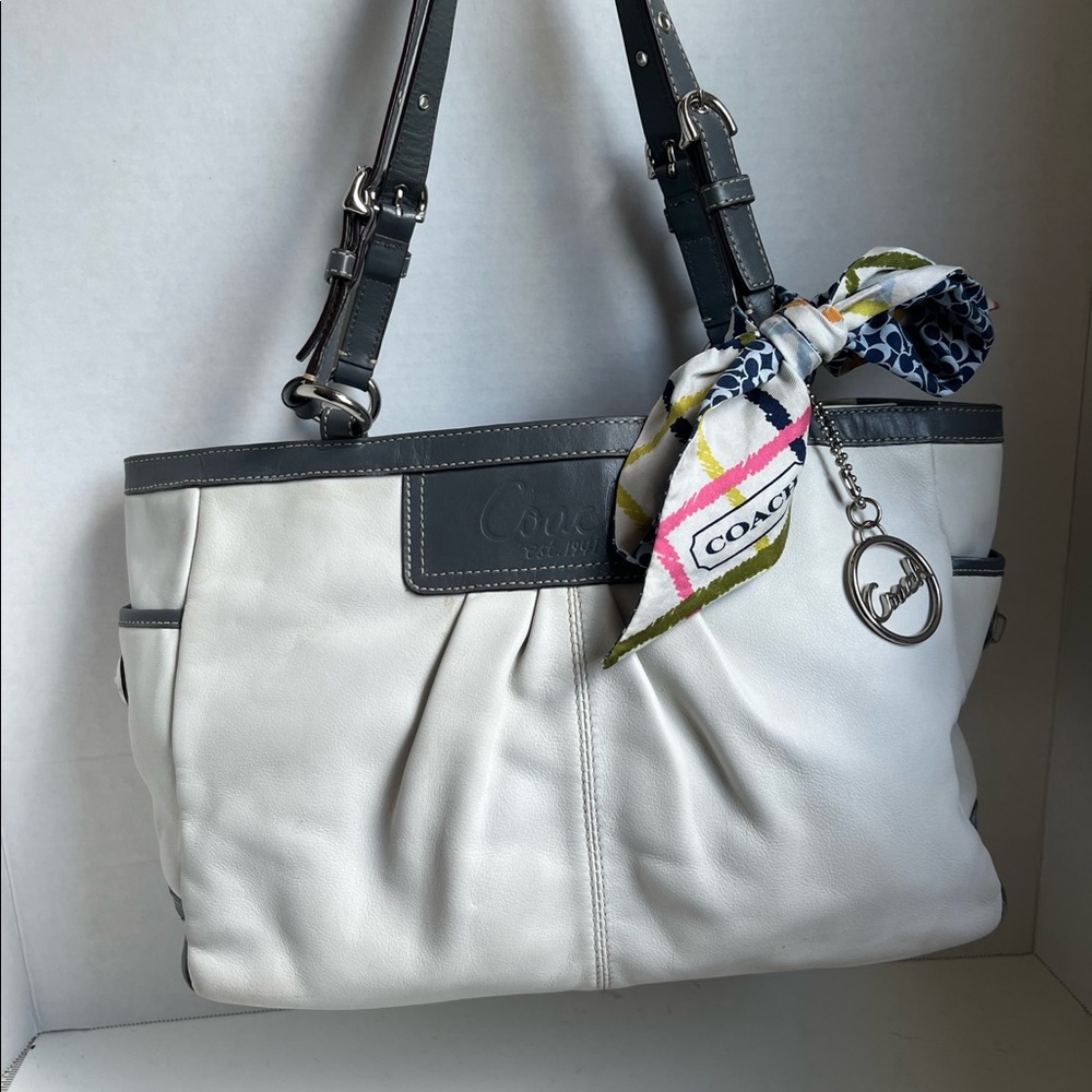 Coach pleated gallery tote
White grey leather  F13759
